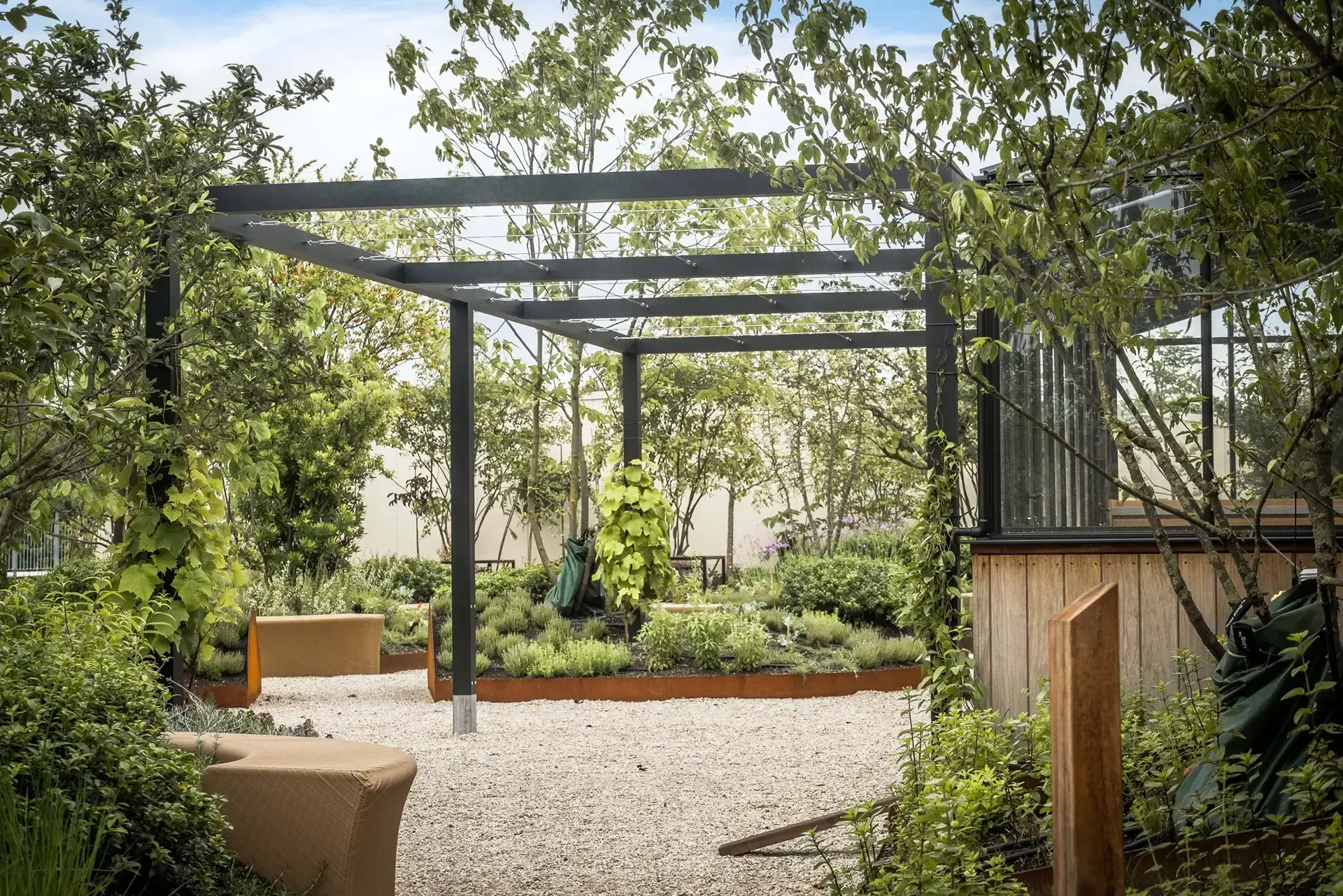 Aluminium pergola op inspyrium luxxout header