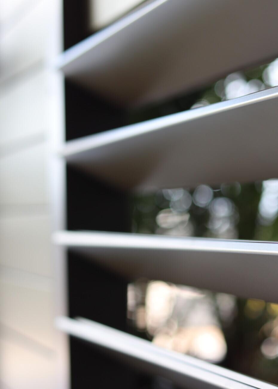 Detail van aluminium lamellen van LuxxOut, voor stijlvolle zonwering en privacy in tuin of veranda.