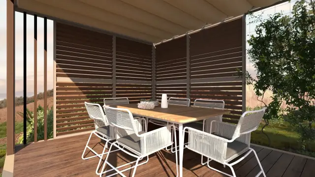 Overdekte eethoek uit de Pavillion Serie van LuxxOut met houten lamellenwanden en vouwdak, ideaal voor beschut buiten tafelen in een natuurlijke setting.