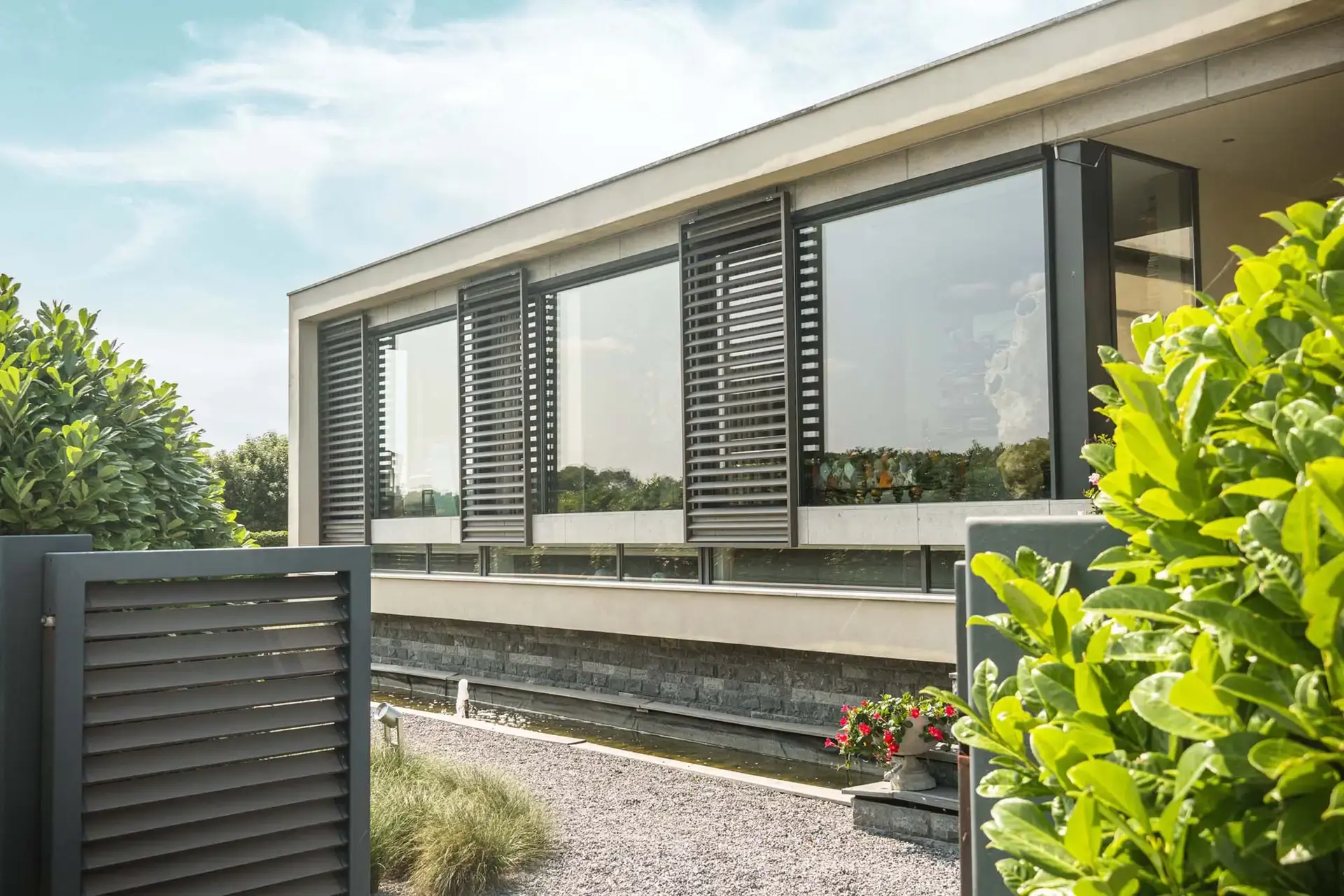 Structurele fortis zonwering luxxout header